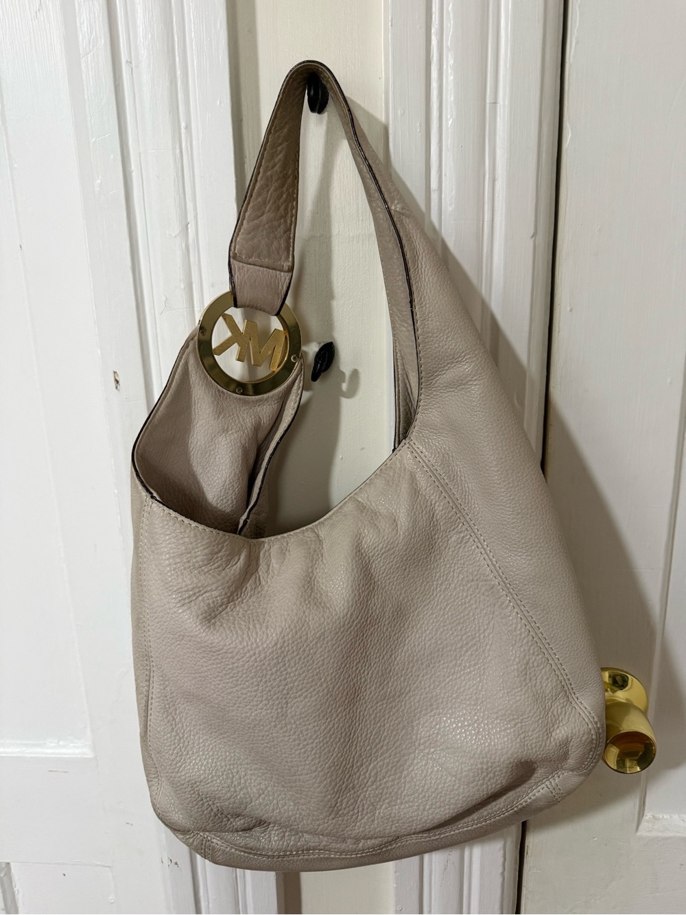 Michael Kors Soft Pebbled Leather Hobo in Light Taupe with Gold Charm - Picture 2 of 4